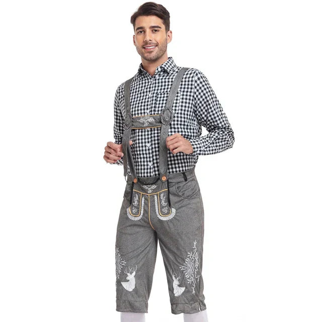 Uomo in abbigliamento tradizionale bavarese, indossa lederhosen grigi con ricami bianchi e camicia a quadri. Moda Oktoberfest, costume tedesco.