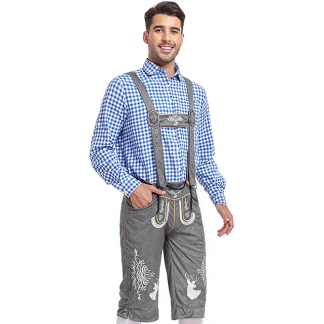 Uomo in abbigliamento tradizionale bavarese, indossa camicia a quadri blu e lederhosen grigi ricamati. Moda Oktoberfest, costume tedesco.
