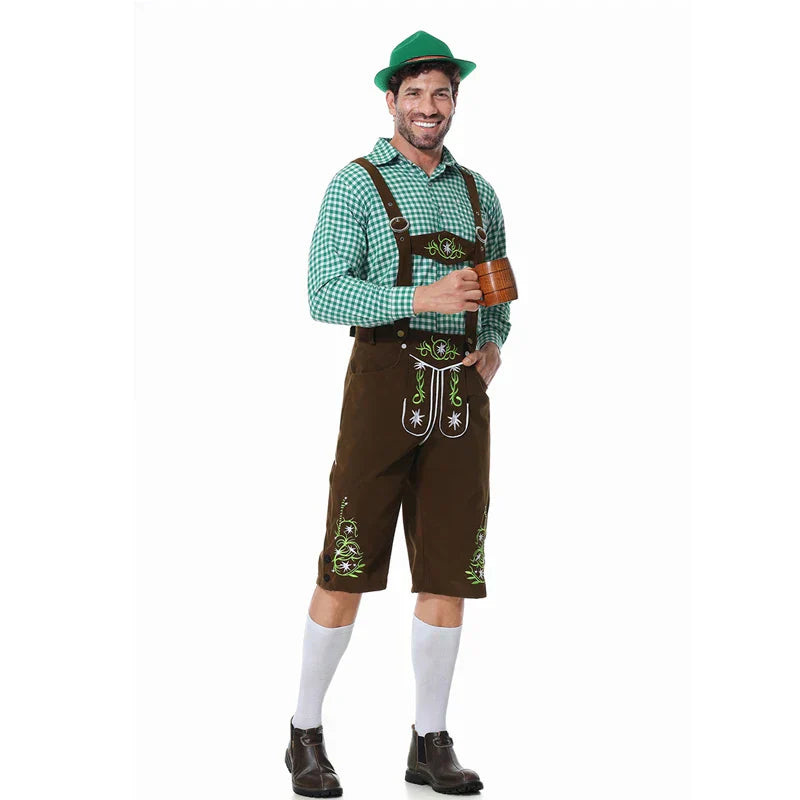Uomo in costume tradizionale bavarese con cappello verde, camicia a quadri e lederhosen marroni, tiene un boccale di birra. Oktoberfest, abbigliamento tipico.