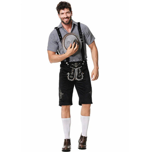 Uomo in abbigliamento tradizionale bavarese, indossa lederhosen neri, camicia a quadri, calze bianche e scarpe marroni, tiene un cappello grigio.