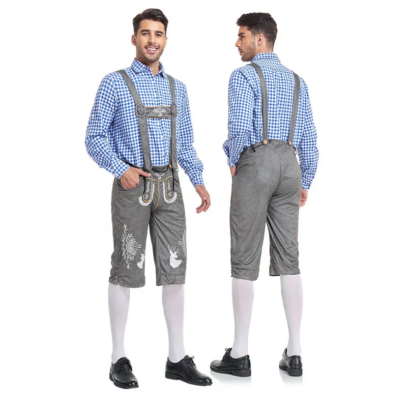 Due uomini in abiti tradizionali bavaresi, con camicia a quadri blu e pantaloni corti grigi con bretelle, calze bianche e scarpe nere.