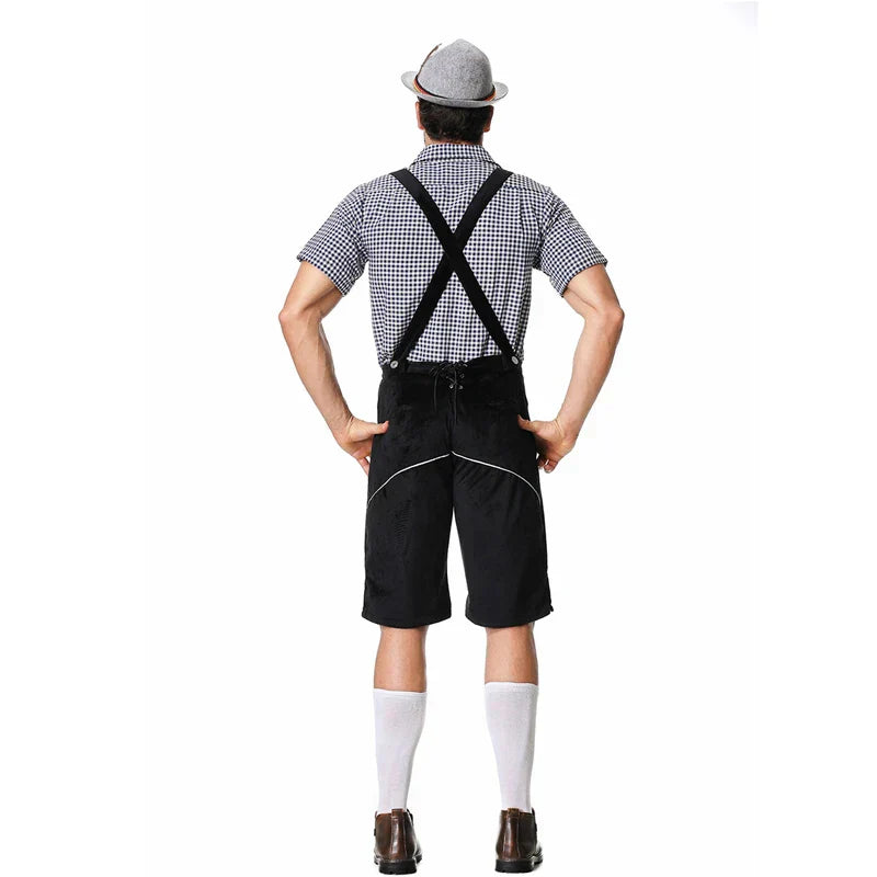Uomo in abbigliamento tradizionale bavarese, con cappello grigio, camicia a quadri, pantaloni corti neri e bretelle, visto di spalle.