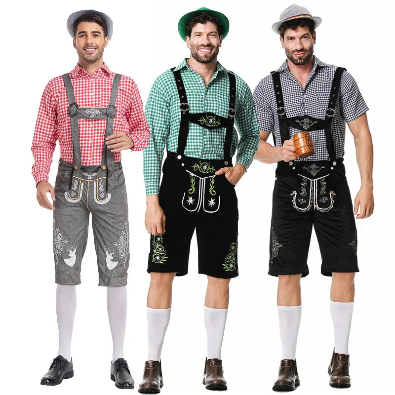 Uomini in abiti tradizionali bavaresi, indossano lederhosen e camicie a quadri colorate, con cappelli e calze bianche, su sfondo bianco.