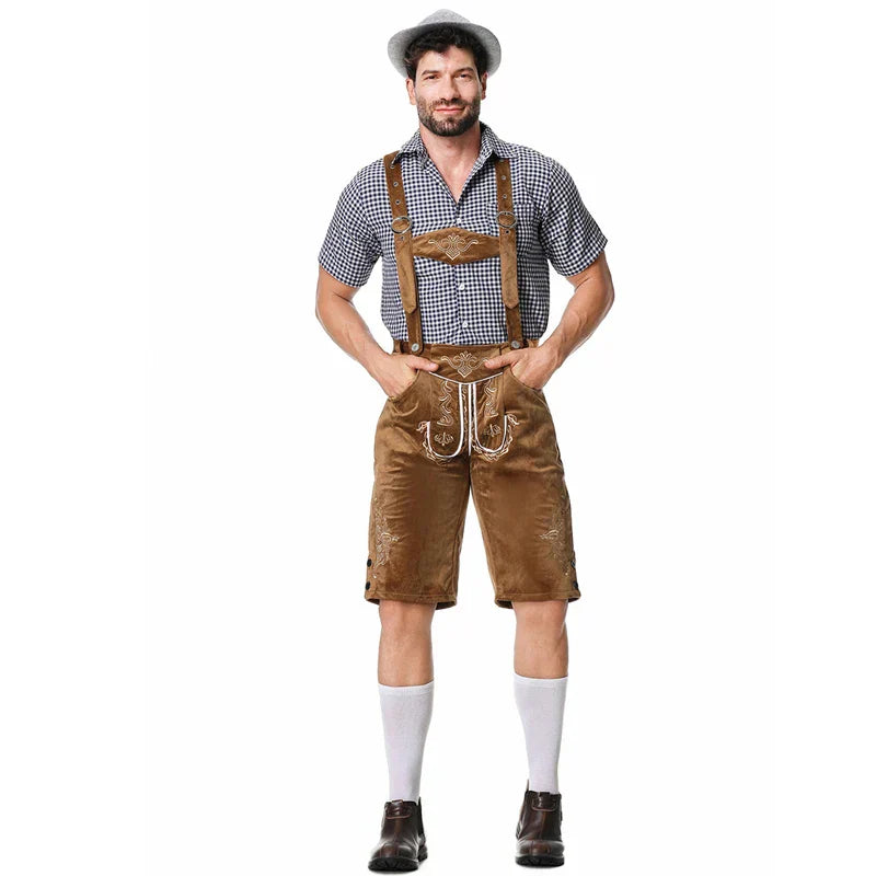 Uomo in abbigliamento tradizionale bavarese, indossa lederhosen marroni, camicia a quadri blu e bianca, cappello grigio, calze bianche e scarpe marroni.