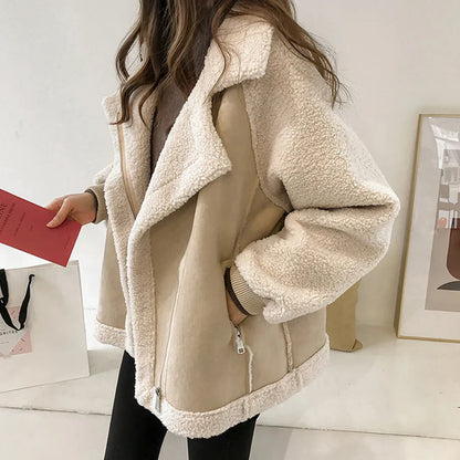 Donna con giacca invernale beige in shearling, tiene una busta rossa. Moda autunnale, abbigliamento caldo e accogliente, stile casual chic.