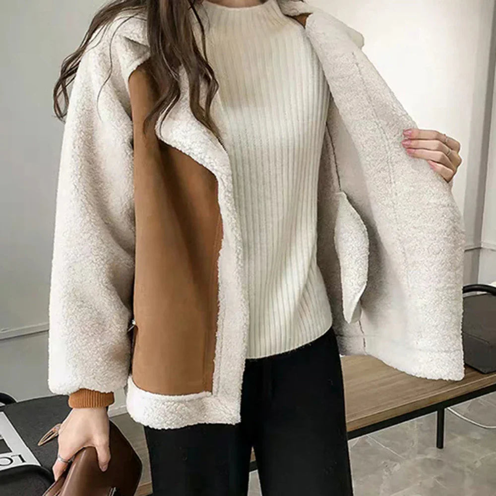 Giacca invernale donna in pile bianco e marrone, abbinata a maglione bianco a coste. Moda casual, abbigliamento caldo, stile autunnale.