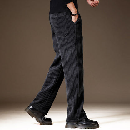 Pantaloni uomo invernali a coste grigio scuro, stile casual, con tasche laterali, indossati con scarpe nere. Moda maschile elegante e confortevole.