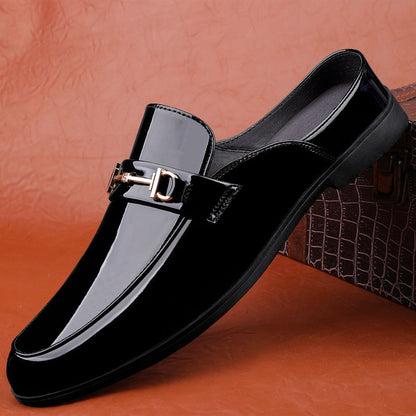 Scarpa mocassino uomo in pelle nera lucida con fibbia dorata, design elegante e moderno, ideale per abbigliamento formale e occasioni speciali.