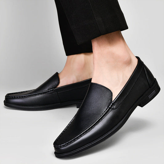 Scarpe mocassini uomo in pelle nera, eleganti e moderne, indossate con pantaloni neri. Calzature classiche per look formale e casual.
