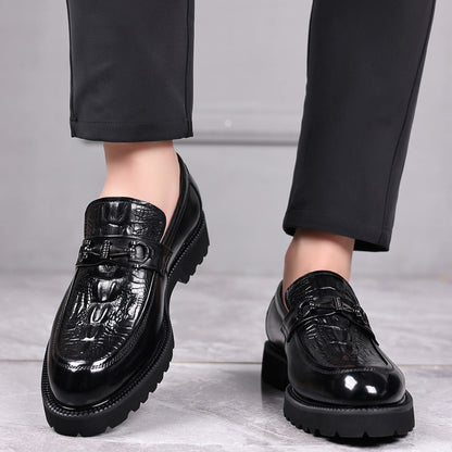 Scarpe mocassini uomo in pelle nera lucida con suola spessa, design elegante e moderno, perfette per look formale o casual.