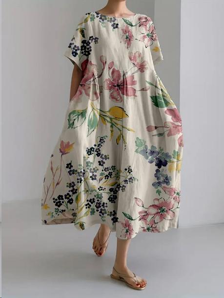 Abito lungo estivo floreale donna, sfondo bianco, maniche corte, sandali beige. Stile casual, moda femminile, abbigliamento leggero e colorato.