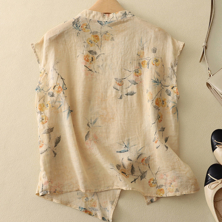 Damebluse med koreansk krave, blomsterprint og knapper i siden