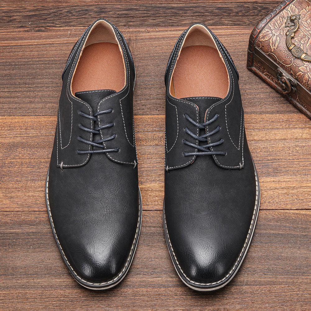Scarpe eleganti uomo in pelle nera su sfondo legno, design classico con lacci, ideali per abbigliamento formale e occasioni speciali.
