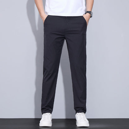 Pantaloni neri da uomo, eleganti e casual, abbinati a scarpe bianche e maglietta bianca. Stile moderno, perfetti per ogni occasione.