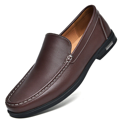 Mocassino uomo in pelle marrone, cuciture bianche, suola nera antiscivolo. Scarpe eleganti e comode, ideali per look casual e formali.