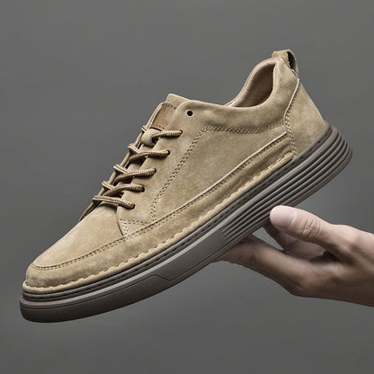 Scarpa casual da uomo in pelle scamosciata beige, suola spessa marrone, design moderno, tenuta in mano. Scarpe eleganti e comode per ogni occasione.
