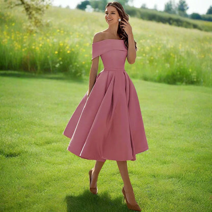 Donna in abito rosa elegante su prato verde, sfondo di fiori gialli e alberi. Moda femminile, abbigliamento estivo, stile sofisticato.