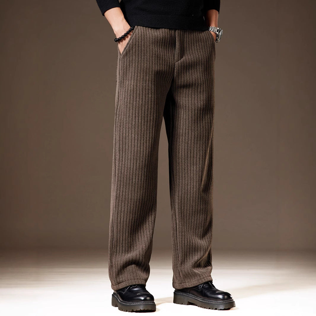 Pantaloni uomo a coste marroni, stile casual, con tasche, indossati con maglione nero e scarpe nere. Moda autunnale elegante e confortevole.