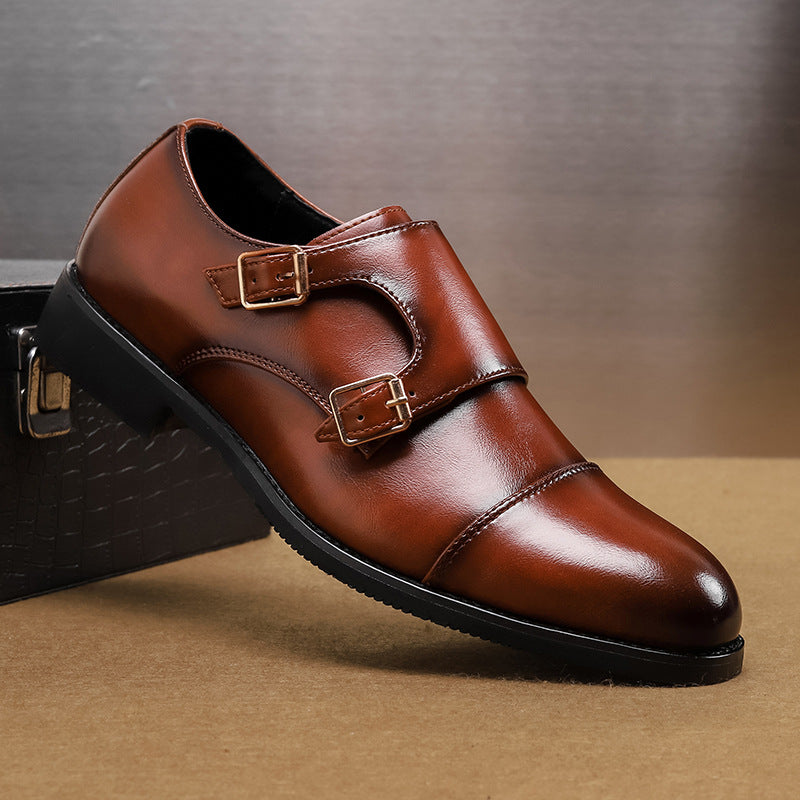 Scarpa elegante in pelle marrone con doppia fibbia, suola nera, su sfondo neutro. Calzatura formale da uomo, stile classico e raffinato.