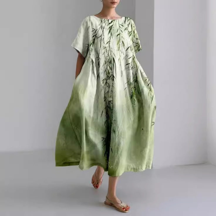 Abito lungo estivo verde con motivo floreale, maniche corte, stile casual, indossato da una donna con sandali. Moda donna, abbigliamento estivo elegante.