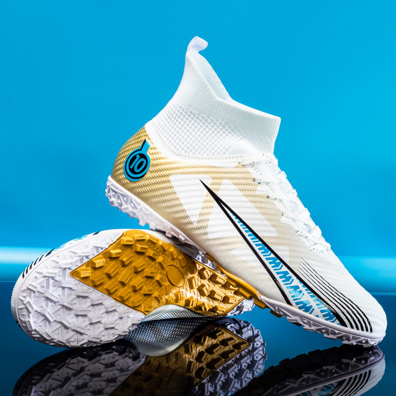 Scarpe da calcio bianche e oro con suola antiscivolo, design moderno e logo blu su sfondo azzurro. Scarpe sportive per prestazioni elevate.
