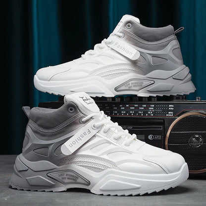 Scarpe da ginnastica alte bianche su radio vintage, design moderno, suola robusta, dettagli grigi, moda uomo, calzature sportive eleganti.