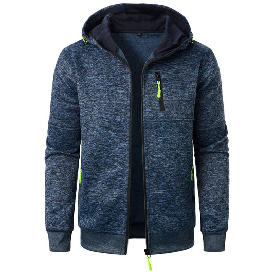 Felpa con cappuccio blu melange, zip frontale, tasca sul petto con cerniera verde, polsini elasticizzati. Moda casual uomo, abbigliamento sportivo.