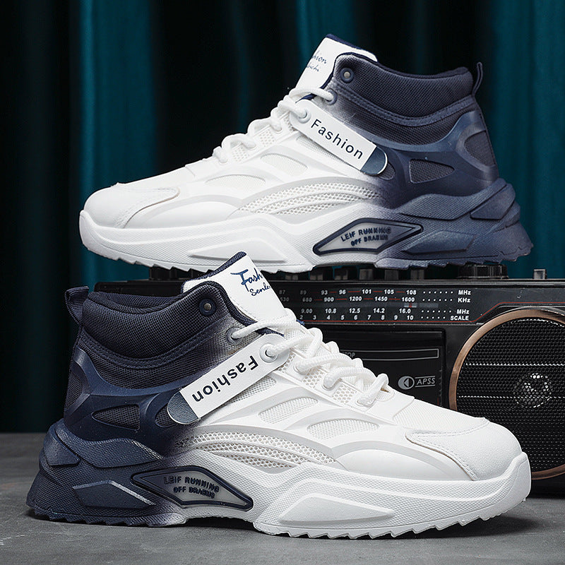 Scarpe da ginnastica bianche e blu con design moderno, suola robusta e dettagli "Fashion", posizionate su una radio vintage. Scarpe sportive uomo.