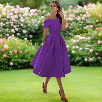 Donna in abito viola elegante in giardino fiorito, moda femminile, stile estivo, abbigliamento da cerimonia, tendenza abiti da sera.