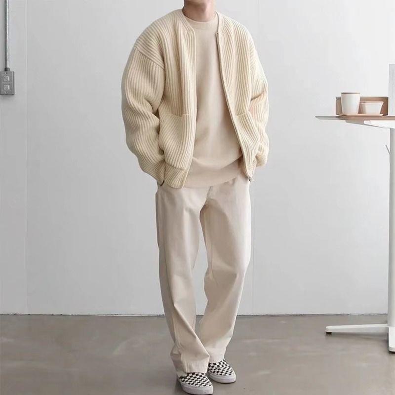Uomo in abbigliamento casual beige, indossa maglione e pantaloni coordinati, scarpe a scacchi. Stile minimalista, moda autunnale.