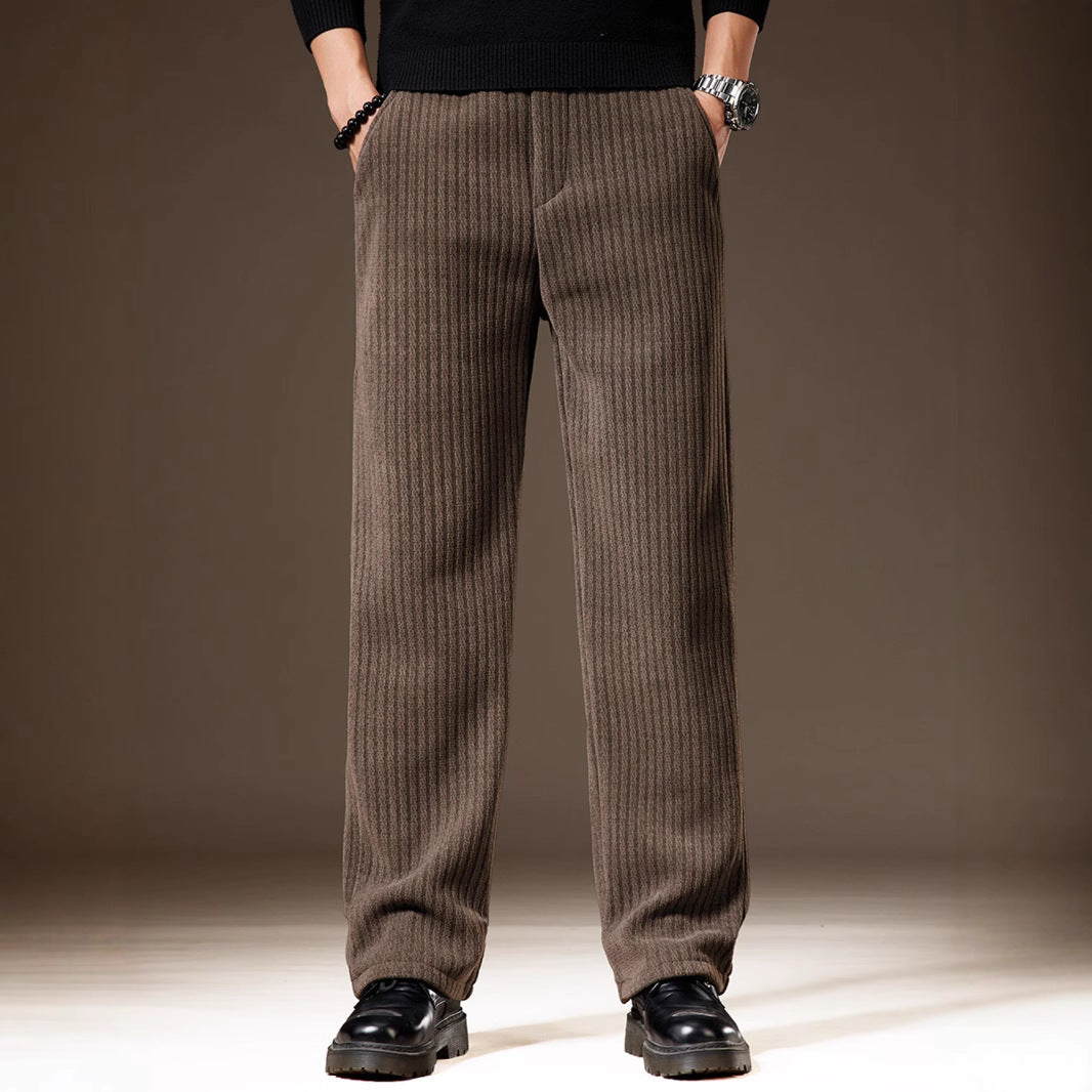 Pantaloni uomo invernali marroni a coste, eleganti e caldi, abbinati a scarpe nere. Moda maschile autunno inverno, stile casual chic.