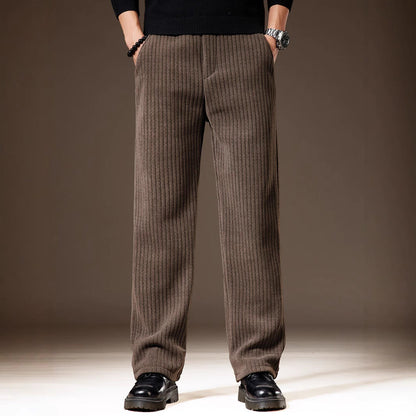 Pantaloni uomo invernali marroni a coste, eleganti e caldi, abbinati a scarpe nere. Moda maschile autunno inverno, stile casual chic.
