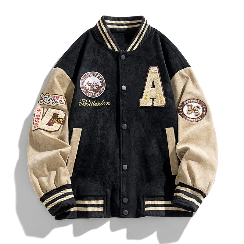 Giacca varsity nera e beige con patch ricamate, maniche a contrasto, chiusura a bottoni, stile college, moda streetwear, tendenza giovanile.