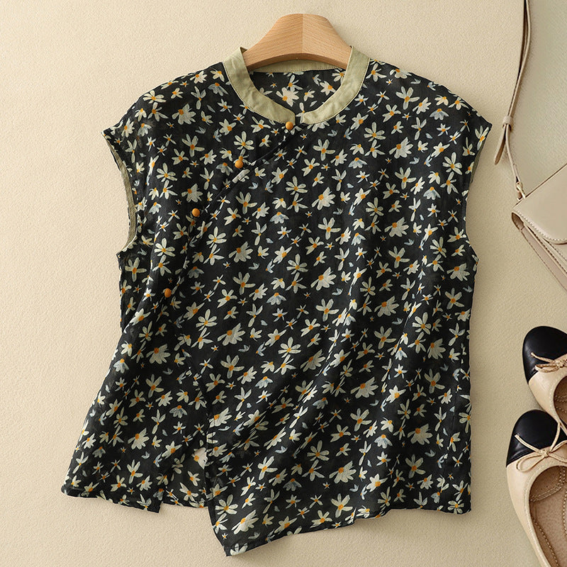 Damebluse med koreansk krave, blomsterprint og knapper i siden