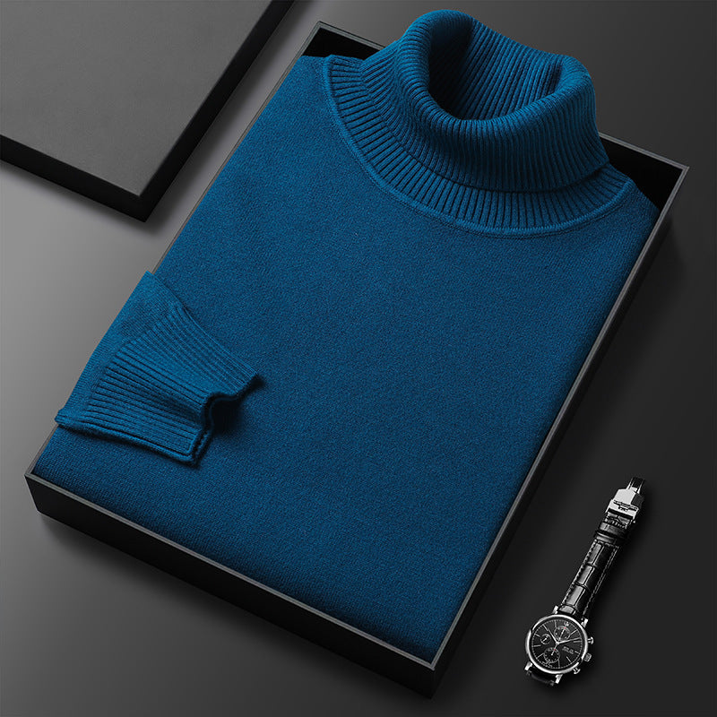 Maglione dolcevita blu in scatola nera su sfondo scuro, accanto a orologio elegante. Moda uomo, abbigliamento invernale, stile sofisticato.