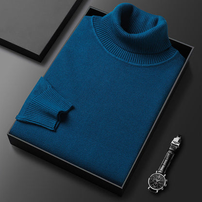 Maglione dolcevita blu in scatola nera su sfondo scuro, accanto a orologio elegante. Moda uomo, abbigliamento invernale, stile sofisticato.