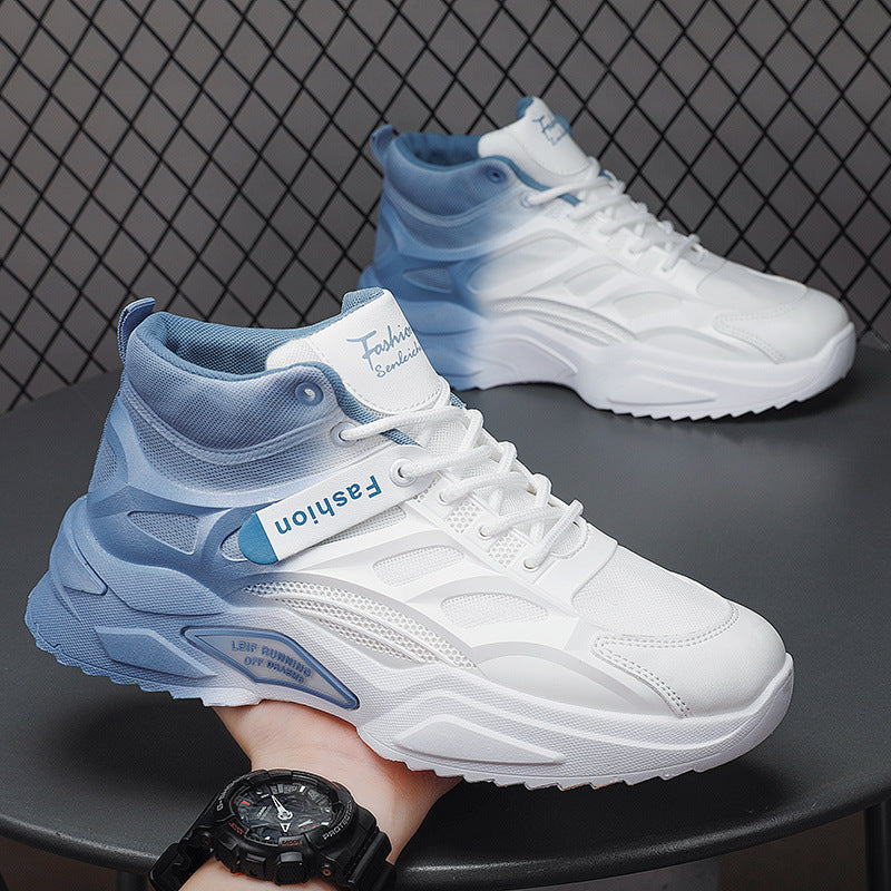 Scarpe da ginnastica bianche e blu con suola spessa, design moderno e dettagli in mesh, su sfondo a griglia. Scarpe sportive uomo, moda casual.