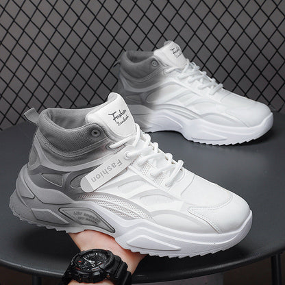 Scarpe da ginnastica bianche e grigie su sfondo a rete, design moderno e sportivo, perfette per attività sportive e casual.