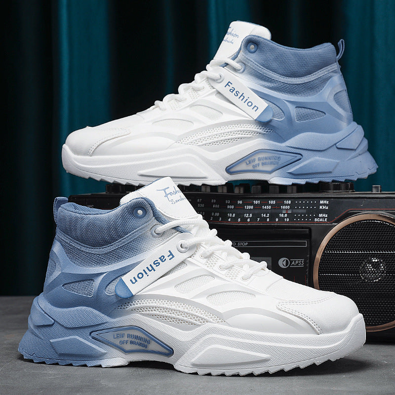 Scarpe da ginnastica bianche e blu su radio vintage, design moderno, suola robusta, moda casual, calzature sportive uomo, tendenza 2023.