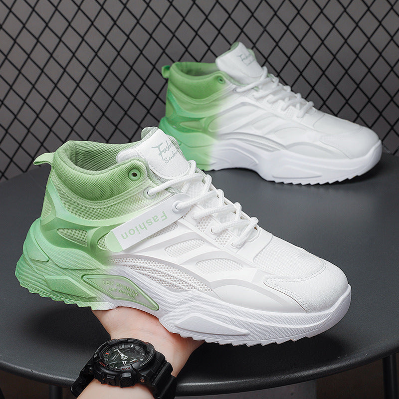 Scarpe da ginnastica bianche e verdi su sfondo a rete, design moderno, suola spessa, stile casual sportivo, perfette per moda urbana.