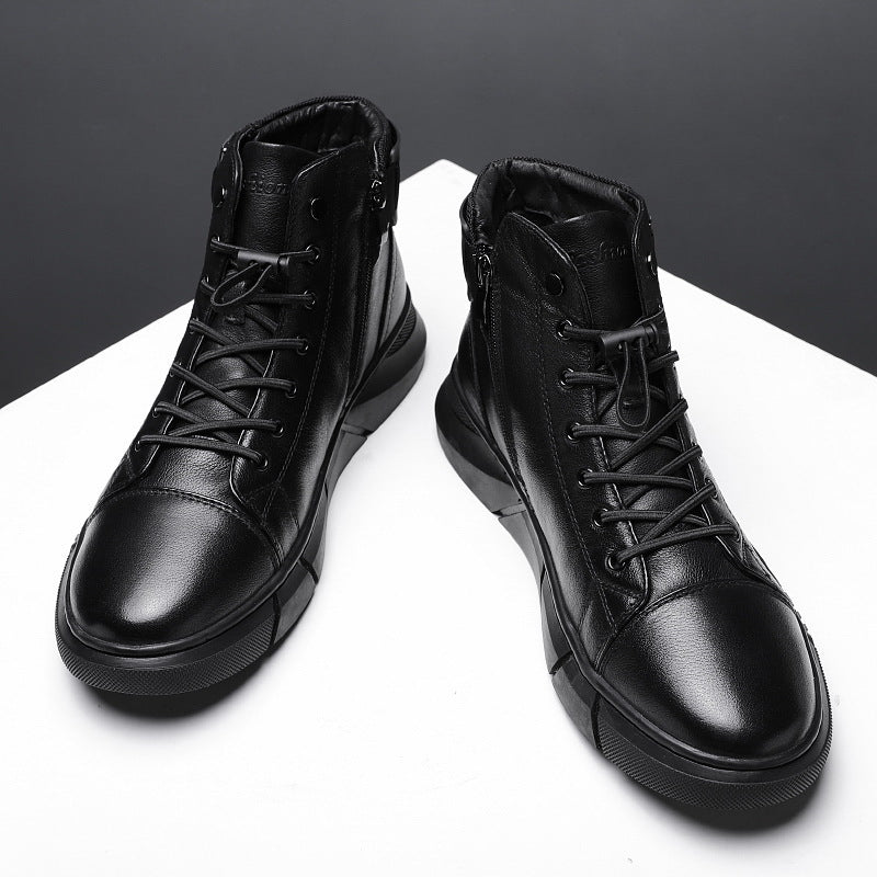 Scarpe da ginnastica alte nere in pelle su sfondo bianco, design moderno e casual, perfette per moda urbana e comfort quotidiano.