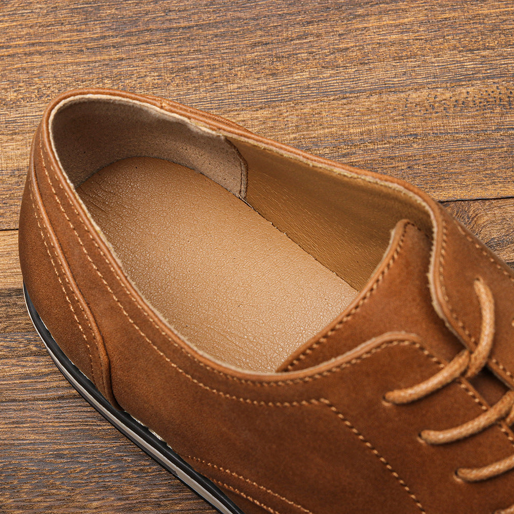 Scarpa in pelle scamosciata marrone su sfondo in legno, vista dall'alto. Design elegante, suola interna confortevole. Calzature moda uomo.