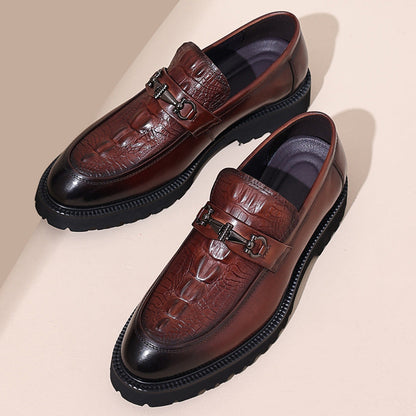Scarpe mocassini uomo in pelle marrone con motivo coccodrillo, fibbia metallica, suola nera robusta. Eleganti e alla moda, ideali per look formali.
