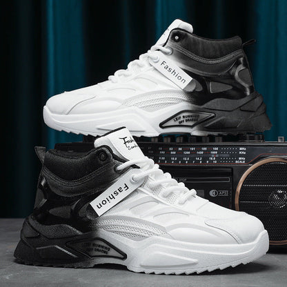 Scarpe da ginnastica bianche e nere su radio vintage, design moderno, suola spessa, etichetta "Fashion", sfondo blu. Sneakers trendy uomo/donna.