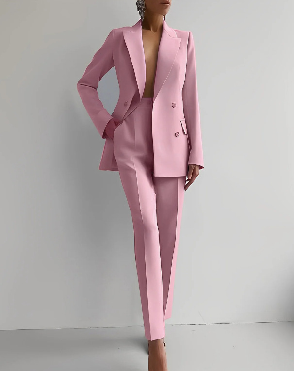 Completo elegante rosa donna, giacca doppiopetto e pantaloni abbinati, moda femminile, abbigliamento formale, stile sofisticato.