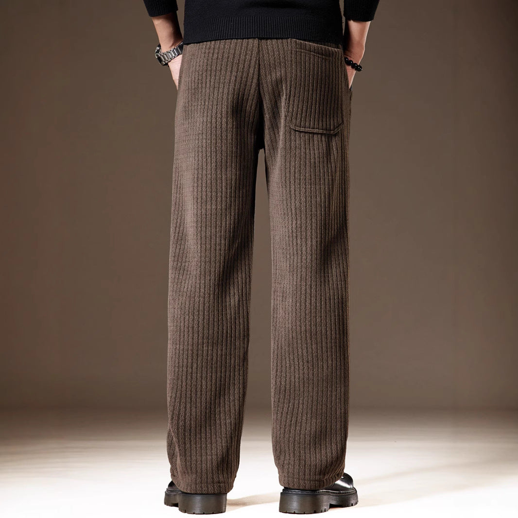 Pantaloni uomo invernali marroni a coste, stile casual, tasca posteriore, indossati con scarpe nere. Moda maschile autunno inverno.