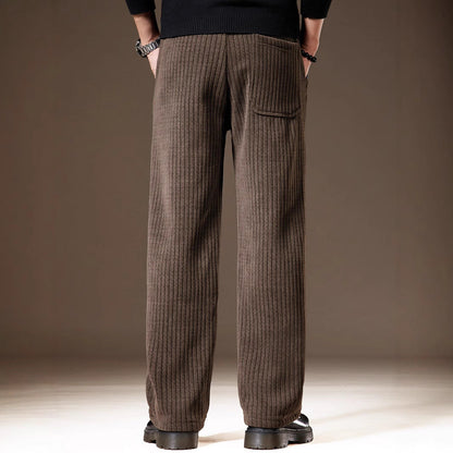 Pantaloni uomo invernali marroni a coste, stile casual, tasca posteriore, indossati con scarpe nere. Moda maschile autunno inverno.