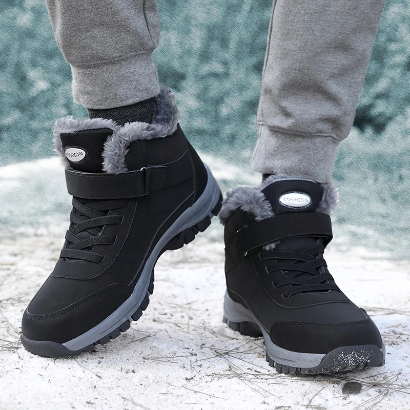 Scarpe invernali da uomo nere con fodera in pelliccia sintetica, suola antiscivolo, indossate su neve. Calzature calde e impermeabili per l'inverno.