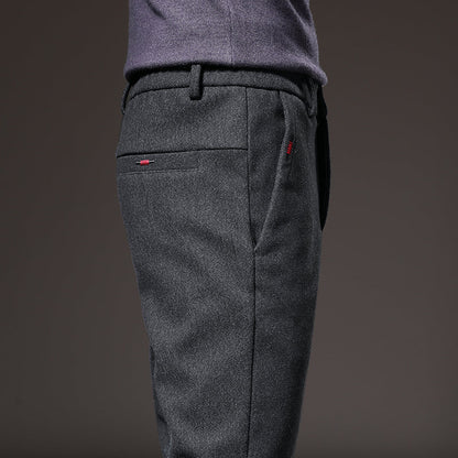 Pantaloni eleganti grigi da uomo, tessuto di alta qualità, dettaglio tasca posteriore con cuciture rosse, moda maschile, abbigliamento formale.