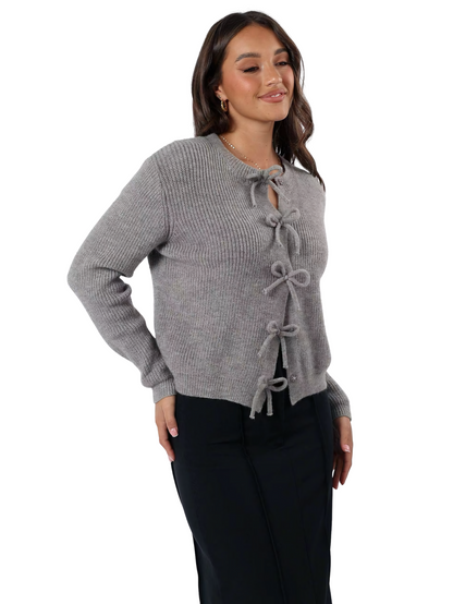 Cardigan Donna Autunnale con Laccetti e Apertura Frontale – Stile Versatile